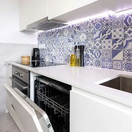 Central With Balcony アパート