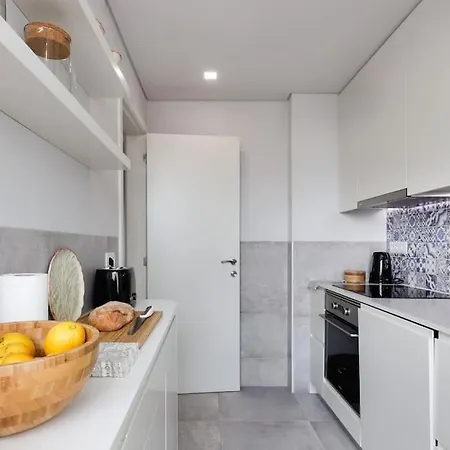 Central With Balcony דירה *