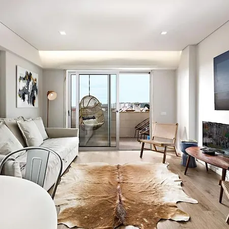 Central With Balcony דירה *